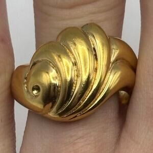 Gold Ribbed Swirl Ring